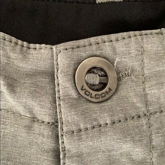 Boys Volcom Shorts - Picture 2 of 6